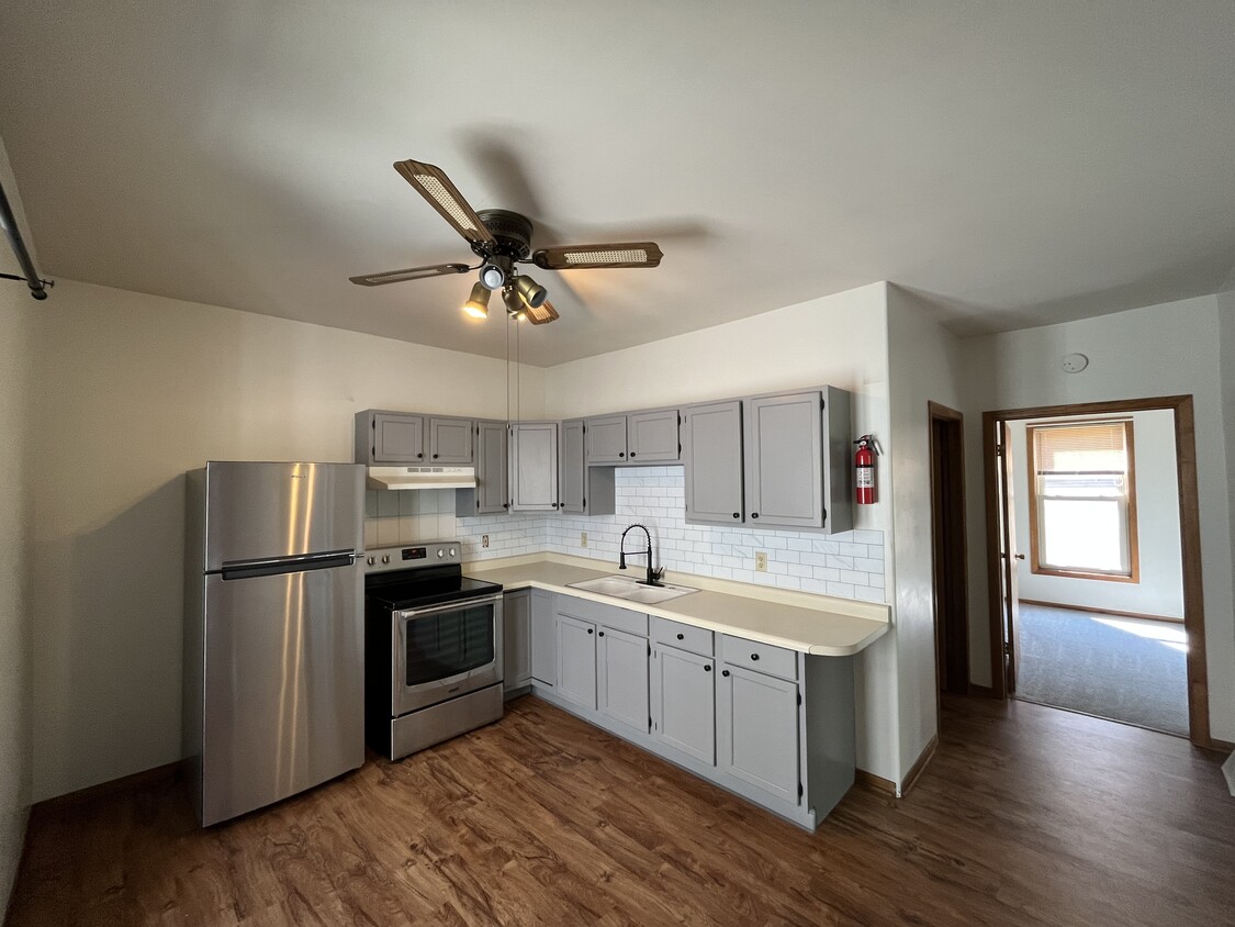 Kitchen - 3027 W Mount Vernon Ave