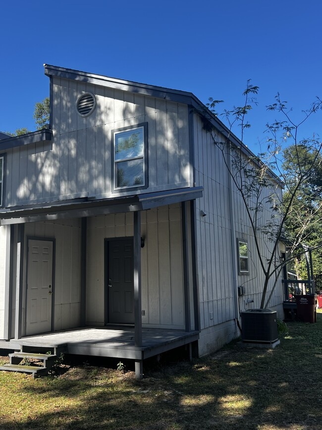 Building Photo - 124 Hampton Dr