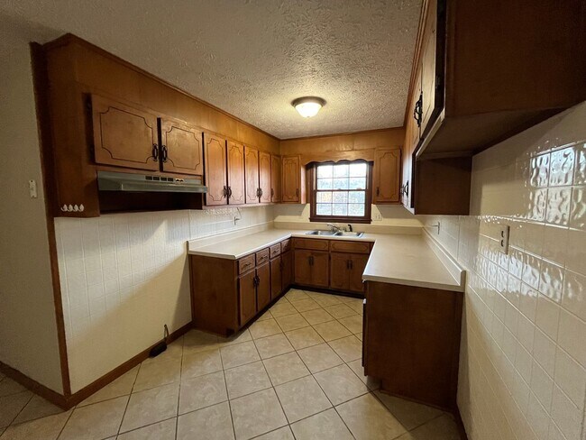 Building Photo - 3 Bedrooms, 1.5 Bathrooms - Home in Armuchee!