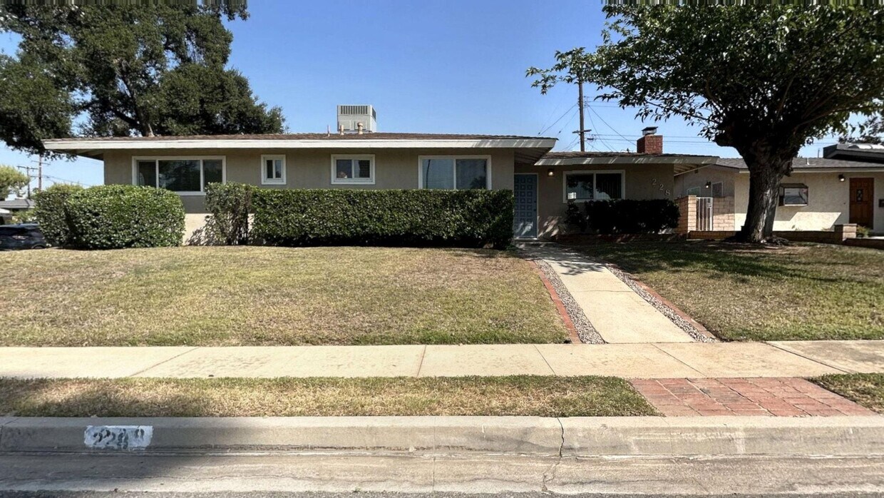 Foto principal - Beautiful Renovated 4 Bedroom 2 Bath Home ...