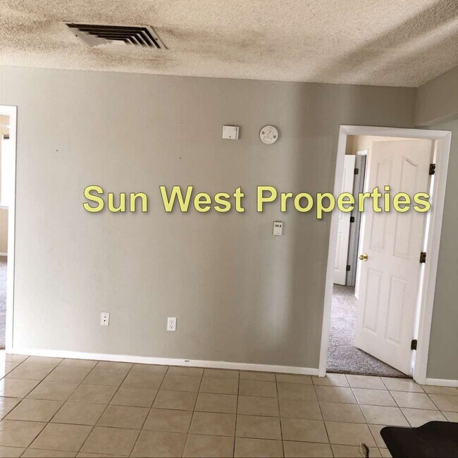 Foto del edificio - Viewings by appointments only (call 505-32...