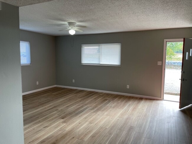 Building Photo - 309 N Lincoln Dr