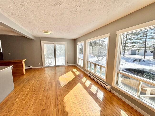 Building Photo - 2-Bedroom, 2-bath Apartment - 10-minutes from town