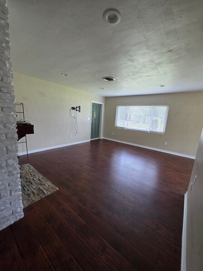 Foto del edificio - 1641 Meadowbrook Ave