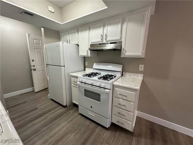 Building Photo - 4571 Carriage Park Dr
