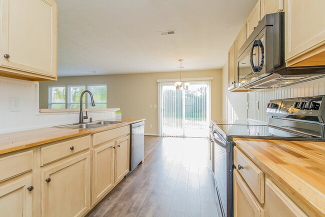 Building Photo - 305 Stewart Springs Dr