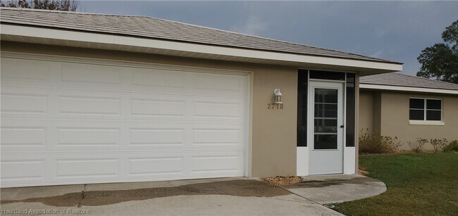 Building Photo - 2718 Summit Dr