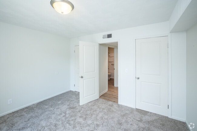 1BR, 1BA - 1,000SF - Bedroom - Stonyridge Manor Apartments