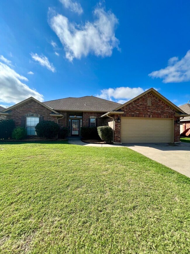 Foto del edificio - Beautiful Home in Southeast Moore with Storm Shelter!