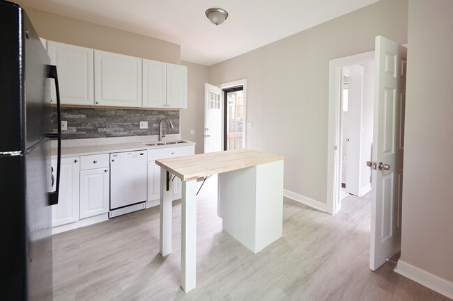 Building Photo - 2354 Victor Street