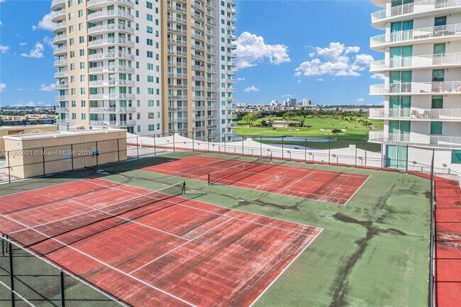 Foto del edificio - 1745 E Hallandale Beach Blvd
