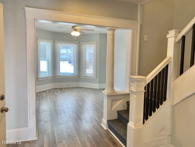 Building Photo - 3 br, 1 bath Townhome - 8002 Lake Ct
