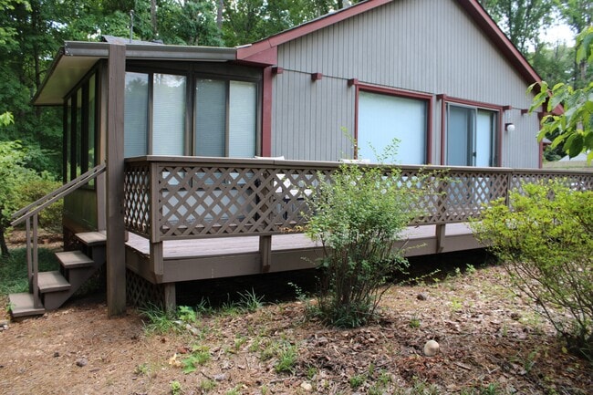 Building Photo - 113 Lake Dr