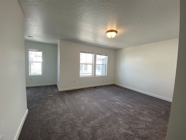 Building Photo - 3 Bd/2.5 Bathroom Townhome in Lehi