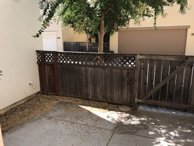 Foto del edificio - Beautiful East Davis home available Septem...