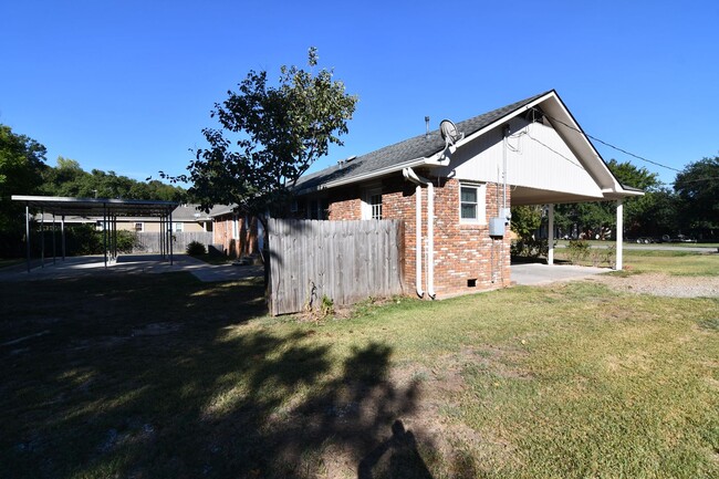 Building Photo - 3 bed 2 bath  2,200 sqft home located in S...