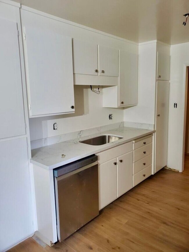 Foto del edificio - Spacious Furnished Primary Suite in Prime Menlo Park Location