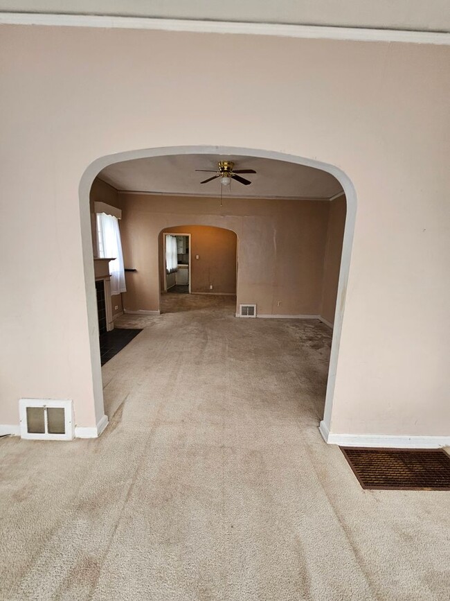Building Photo - 3 bedroom 1 bath home in South Bend