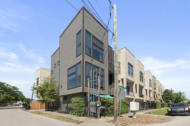 Building Photo - 5122 Lillian St