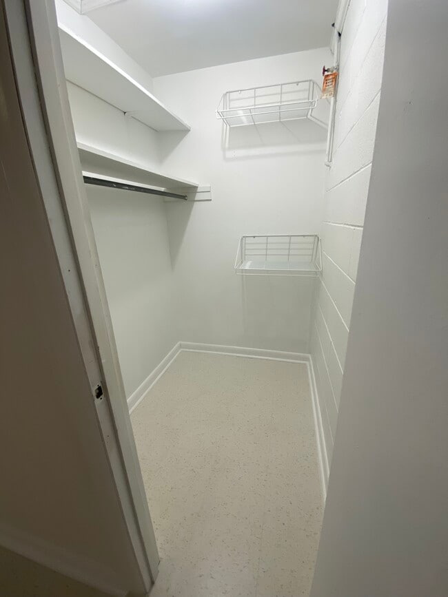 Building Photo - 206 Oleander Rd