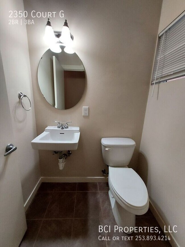 Building Photo - Beautiful 2 Bdrm 2.5 Bath Condo in Downtow...