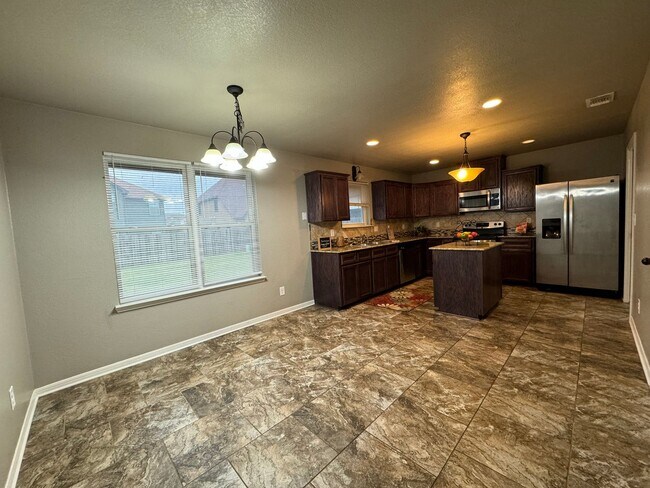 Building Photo - 360 Virtual Tour Available