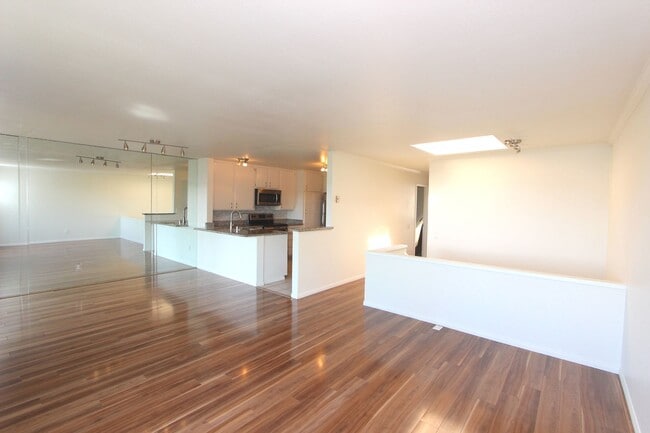 Building Photo - 3 bedroom 2 bath home available for move i...