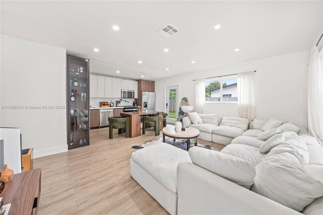 Foto del edificio - Modern Furnished 2BD/2BA Home in Ives Estates