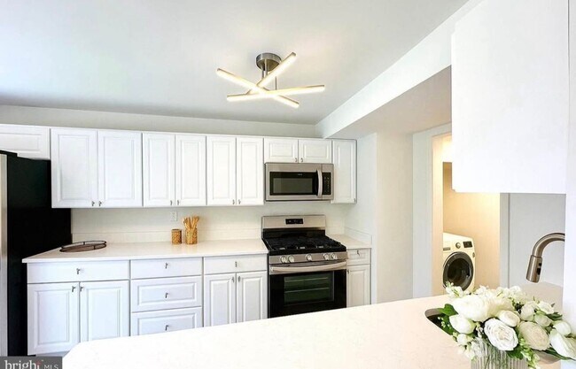 Building Photo - 7950 Central Park Cir