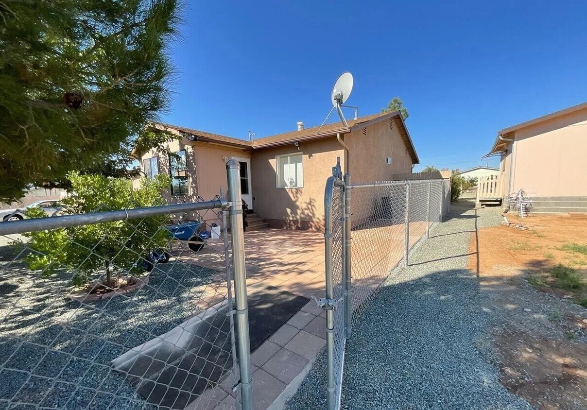 Foto del edificio - Cute 3 Bedroom 2 Bath 2 Car Garage Home in *Cordes Lakes*