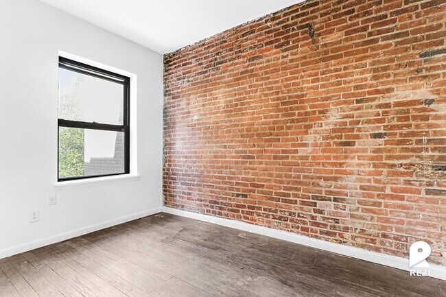 Foto del edificio - 309 W 29th St
