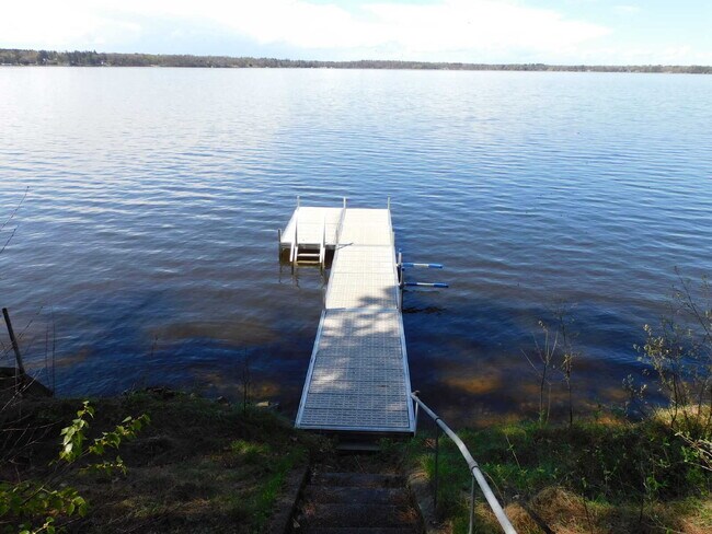 Foto del edificio - Upper Hay is a great fishing lake, you can fish right off the dock! This 4 bedroom 2 bath home of...