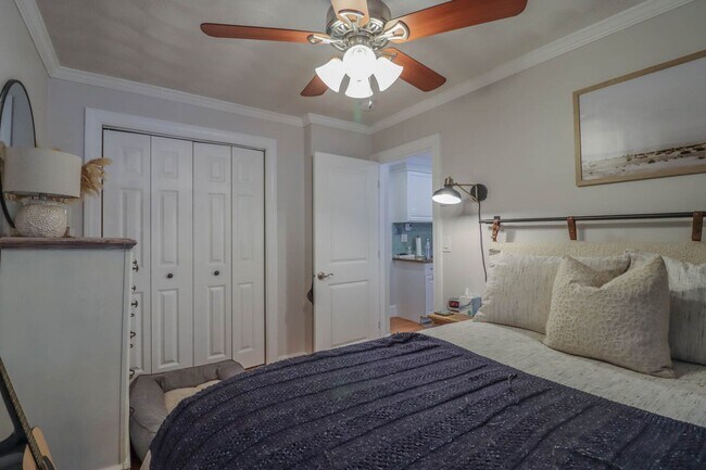 Building Photo - 1 Bd 1 Bath With Laundry Available 8/1 in ...