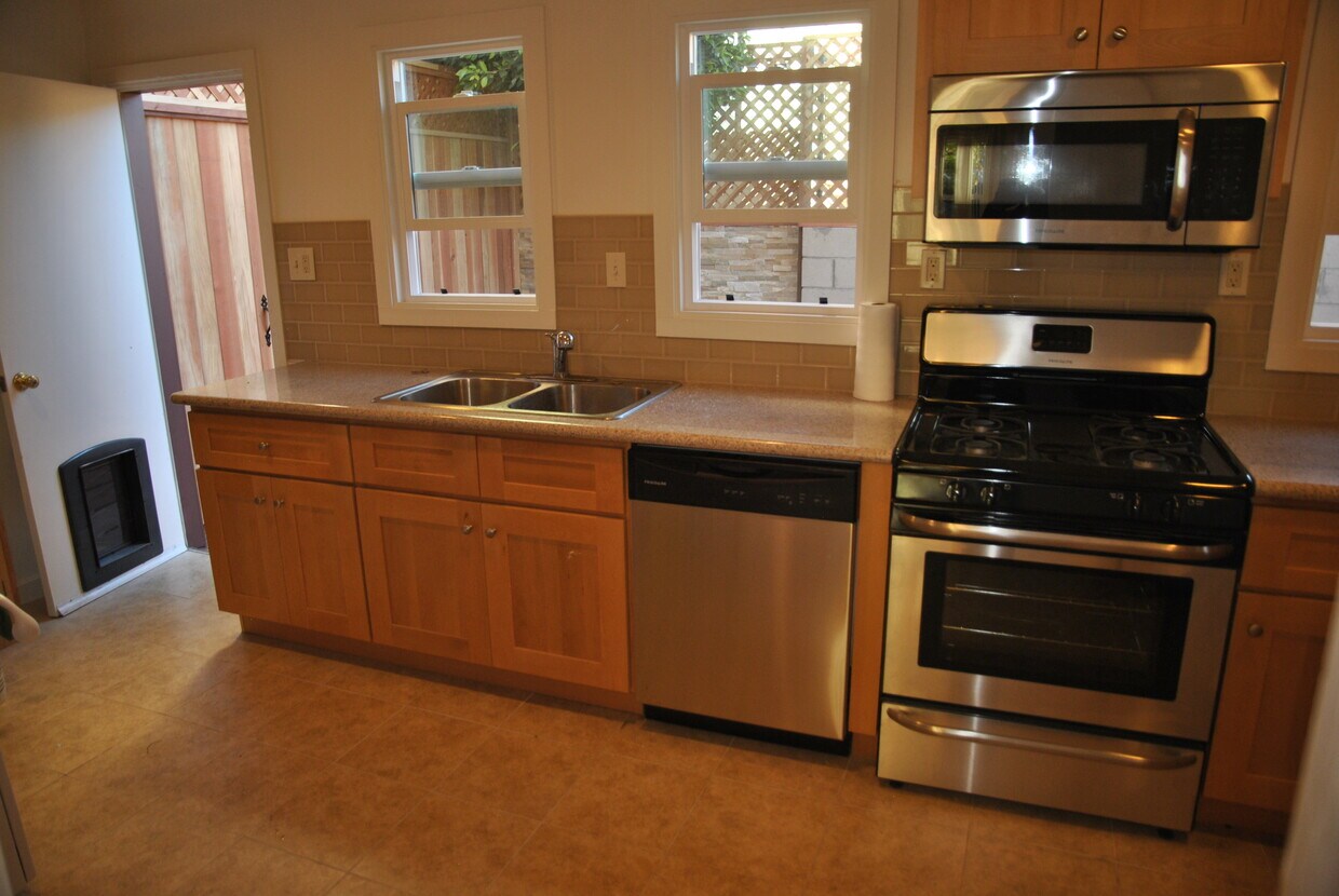Primary Photo - 1266 N Poinsettia Pl
