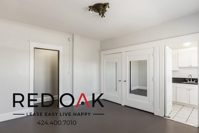 Building Photo - Gorgeous Studio with Loads of Natural Ligh...