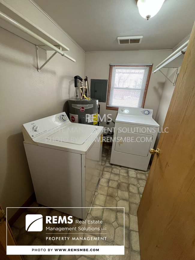 Building Photo - 151 W Adams St