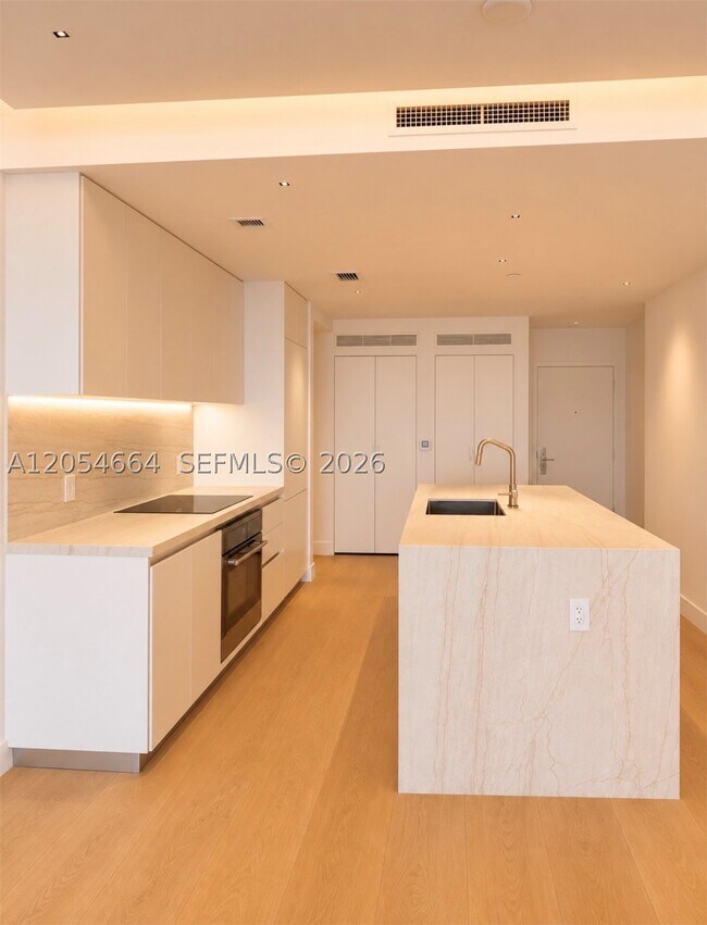 Foto del edificio - 700 NE 23rd St