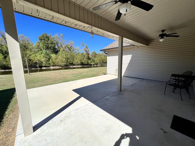 Building Photo - 1050 Shadow Bluff Dr