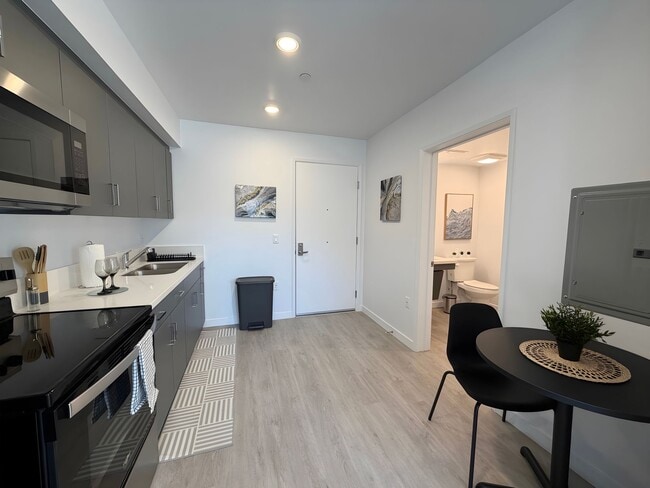 Foto del edificio - Beautiful and Spacious 1 bed/1 bath Apartment ~ Comes with Appliances, All Utilities Included, No...
