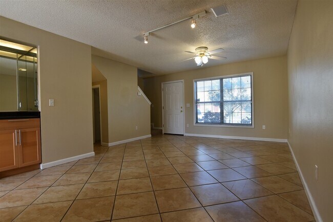 Foto del edificio - 3374 Cedar Springs Pl