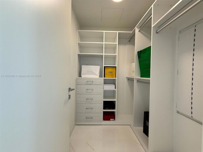Building Photo - 300 Biscayne Blvd Way