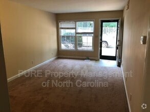 Building Photo - 2804 Carriage Dr