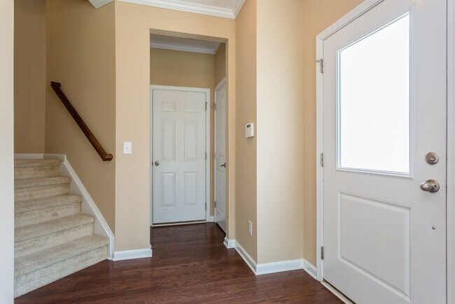 Building Photo - Fantastic, 3 bedroom end unit townhome wit...