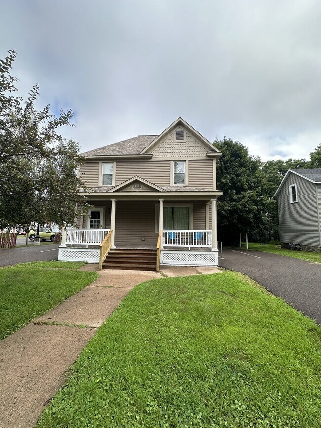 Building Photo - Great 4 Bed 3 Bath! Available June 1st 2025