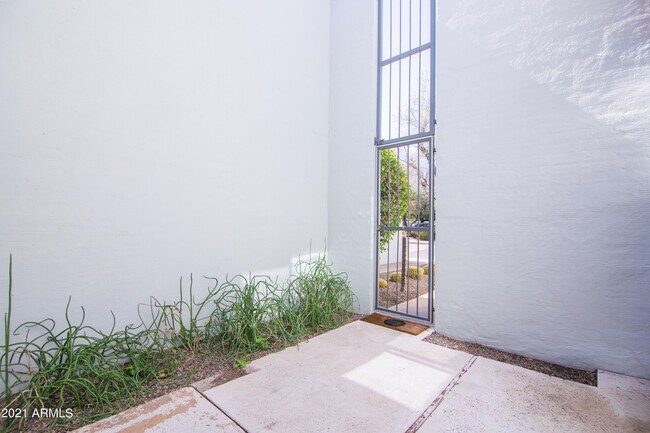Building Photo - 3261 E Camelback Rd