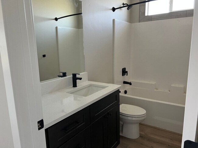Foto del edificio - BEAUTIFUL BRAND NEW 3 bed 2 bath home in R...