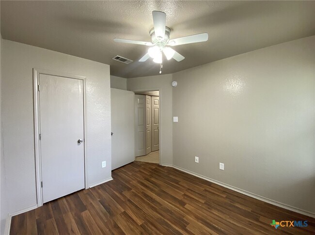 Building Photo - 3210 Toledo Dr