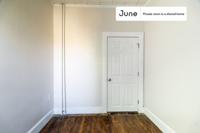 Foto del edificio - Private bedroom in 3 bed/1 bath Home