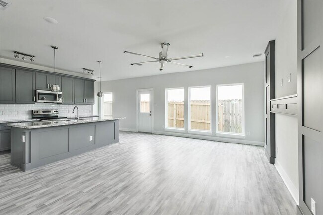 Building Photo - 4681 Munger St