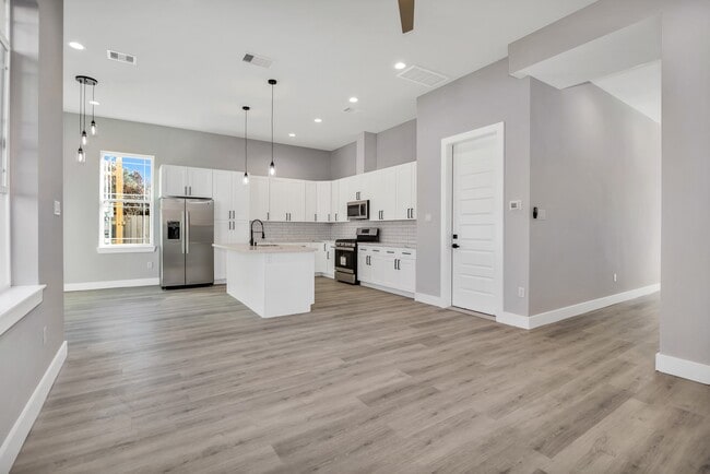 Building Photo - 4924 Winnetka St